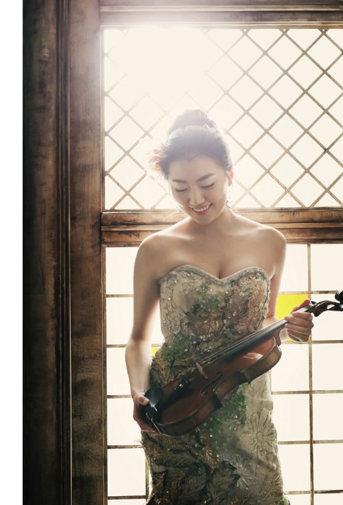 Stella Hwaeun Song holding violin